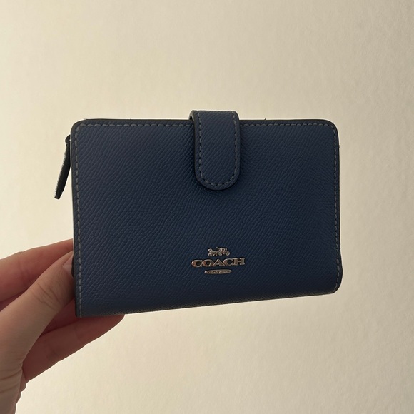 Coach Blue Leather Compact Wallet with Snap Closure-  Pre-owned - Picture 3 of 11
